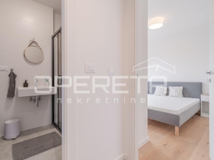 Istra, Umag - Stan u centru od 74,85 m², sastoji se od dvije spavaće sobe, prostranog dnevnog boravka s kuhinjom i blagovaonicom s izlazom na terasu, jedne kupaonice, jednog WC-a, hodnika i spremišta. Zgrada s garažom 17