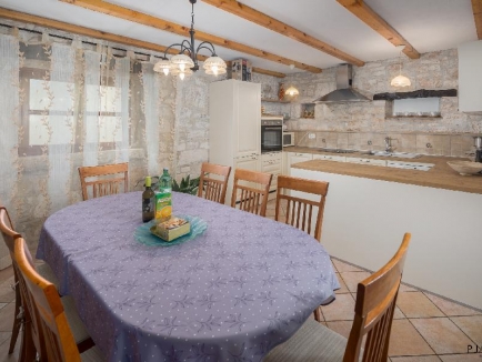 ISTRIEN, In der Gegend von Poreč verkaufen wir eine Villa mit Swimmingpool, ein renoviertes altes istrisches Haus mit 7000 m2 Grundstück 9
