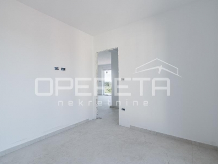 Na prodaju moderan stan od 72,60 m² koji se sastoji od prostranog dnevnog boravka s kuhinjom u otvorenom prostoru i blagovaonicom, dvije spavaće sobe, dvije kupaonice, ostave i natkrivene terase od 11,88 m². 4