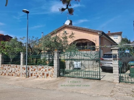 Umag area, we are selling a family house with three bedrooms 1