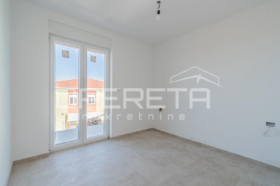Na prodaju moderan stan od 72,60 m² koji se sastoji od prostranog dnevnog boravka s kuhinjom u otvorenom prostoru i blagovaonicom, dvije spavaće sobe, dvije kupaonice, ostave i natkrivene terase od 11,88 m². - UMAG, Murine - Sika 10