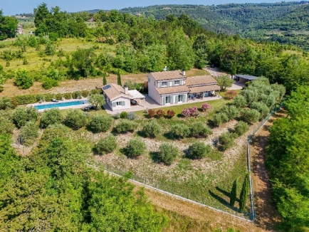 Istrien, Grožnjan. Auf einem großen Grundstück von 2441 m2 befindet sich das Hauptgebäude – ein Haus mit drei Schlafzimmern, ein Nebengebäude, das als Apartment genutzt wird, mit Keller, Abstellraum, 60 m2 großem Pool, überdachten Parkplätzen und Holzschu 3
