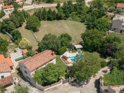 ISTRIA, Poreč area, for sale for bedrooms  villa,  with a swimming pool, a renovated old Istrian house with 7000 m2 of land (00189)