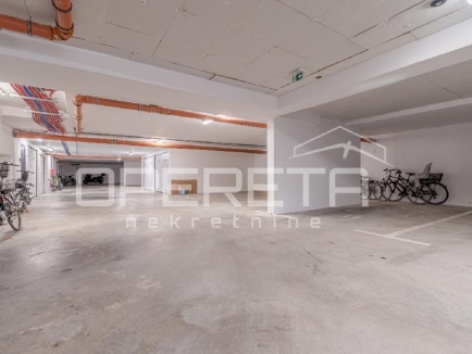Istra, Umag - Stan u centru od 74,85 m², sastoji se od dvije spavaće sobe, prostranog dnevnog boravka s kuhinjom i blagovaonicom s izlazom na terasu, jedne kupaonice, jednog WC-a, hodnika i spremišta. Zgrada s garažom 28