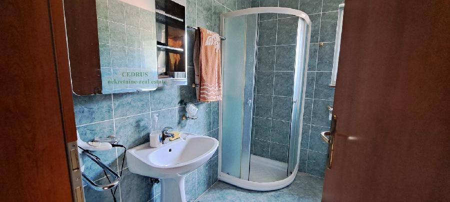 Istrien, Umag. Murine. Wir verkaufen dieses freistehende Haus von 121 m² mit drei Schlafzimmern, Wohnzimmer mit Kamin, zwei Bädern, zwei Terrassen. Garten von 200 m². - UMAG, Umag - Sika 10
