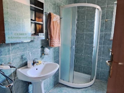 Istrien, Umag. Murine. Wir verkaufen dieses freistehende Haus von 121 m² mit drei Schlafzimmern, Wohnzimmer mit Kamin, zwei Bädern, zwei Terrassen. Garten von 200 m². 10