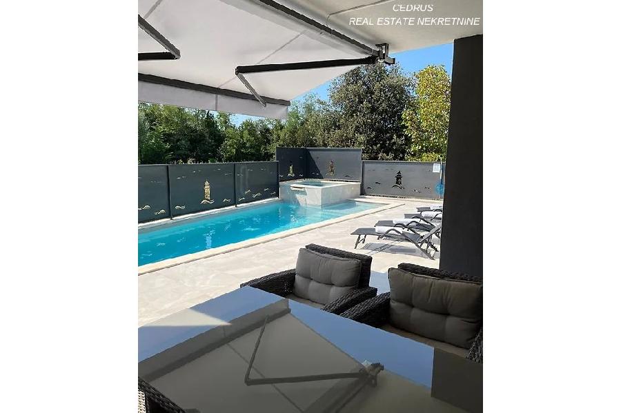 Istrien, Umag, Savudrija. Wir verkaufen eine atemberaubende 160 m2 große Villa mit Swimmingpool und Dachterrasse. Mit 4 Schlafzimmern und 3 Bädern - UMAG, Savudrija - Sika 3